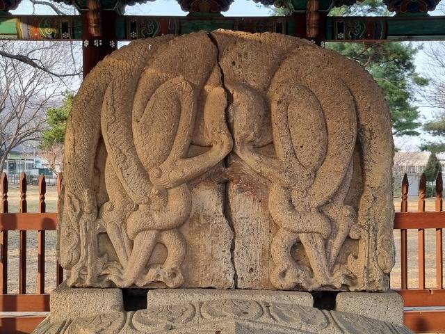 무열왕릉의 비석이라는 글귀가 새겨진 이수.