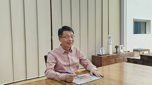 윤 학 변호사는 해남에서 태어났고, 5.18 당시 평화시위로 이끄는 역할을 하기도 했다. DJ 열렬 지지자였던 윤 변호사는 좌파 진영의 포퓰리즘을 떠나 자유·생명 등 지킬만한 것을 지키는 보유주의자가 되었다.