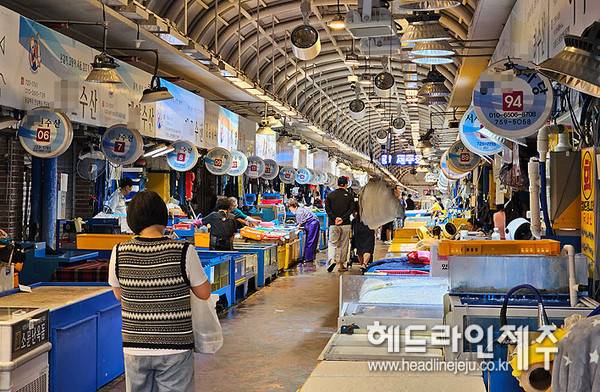 민생경제 회복을 위한 특단의 조치로 지급되기 시작한 민생회복 소비쿠폰이 발급 2주간 제주도민 대상자 10명 중 9명 꼴로 신청을 완료한 것으로 나타났다. 사진은 제주시 동문시장 전경.