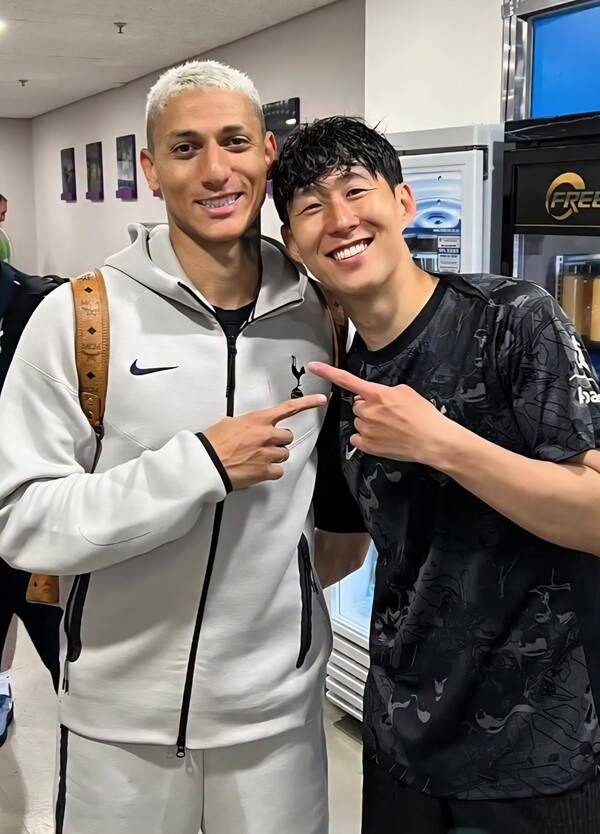 히샬리송(왼쪽)이 손흥민과 다정하게 포즈를 취하고 있다. (사진=히샬리송 SNS)