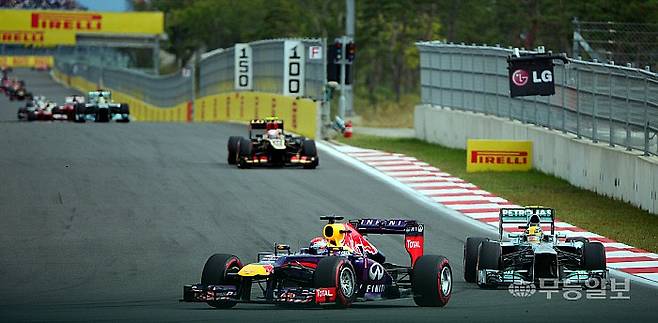 2013년 영암군 삼호읍 코리아 인터내셔널 서킷에서 포뮬러원(F1) 코리아 그랑프리 결승전이 펼쳐지고 있는 가운데, 세바스찬 베텔이 선두로 나서고 있다. 뉴시스