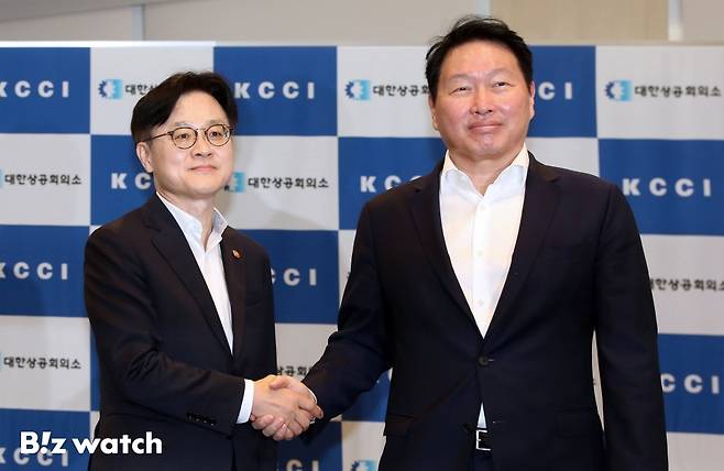 김정관 산업통상자원부 장관이 4일 서울 중구 대한상공회의소에서 최태원 대한상공회의소 회장과 만나 면담을 하고 있다./사진=이명근 기자 qwe123@