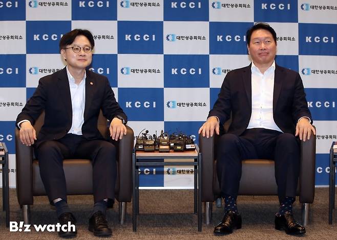 김정관 산업통상자원부 장관이 4일 서울 중구 대한상공회의소에서 최태원 대한상공회의소 회장과 만나 면담을 하고 있다./사진=이명근 기자 qwe123@