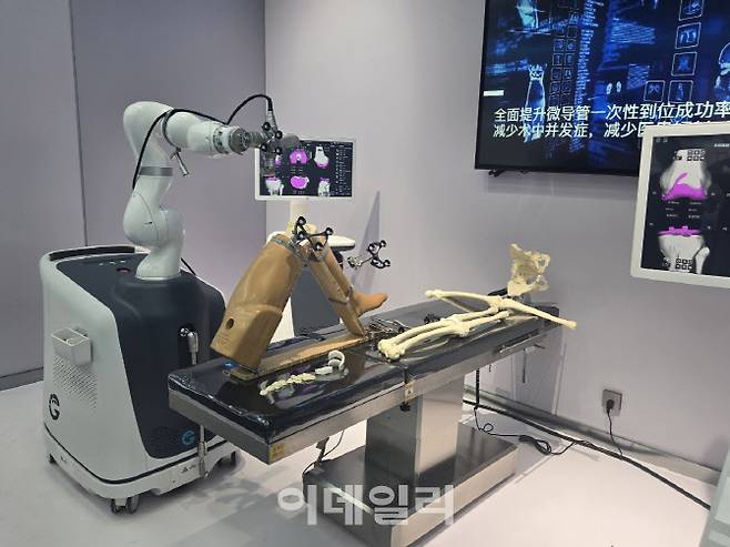 중국 베이징 이좡 경제기술개발구의 로봇 전시관에서 의료용 로봇이 전시돼 있다. (사진=이데일리 이명철 특파원)