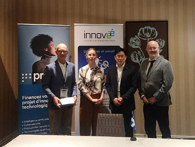 IITP, INNOVEE, PROMPT가 업무 협약서 서명 후 기념사진을 촬영하고 있다. 좌측부터 PROMPT 도미니크 생루이 대표(직무대행), INNOVEE 막심 두셋 COO, IITP 신준우 본부장, 캐나다 퀘백 경제혁신에너지부(MEIE) 마르코 블루앵 총괄국장이다. 사진=IITP