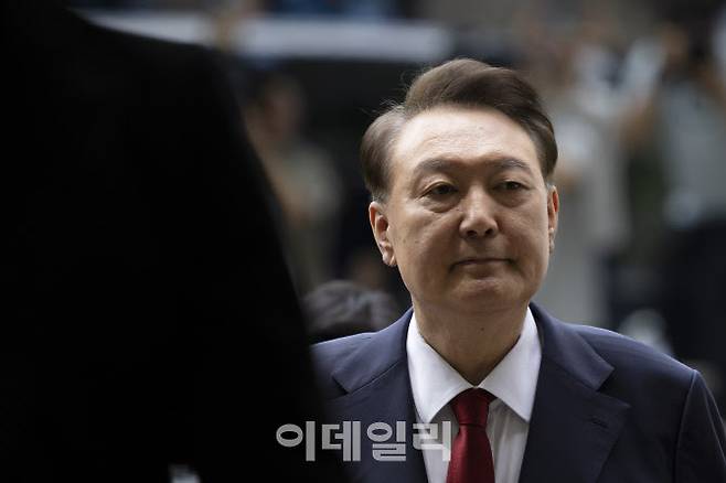 윤석열 전 대통령이 지난달 9일 오후 구속 전 피의자 심문(영장실질심사)을 받기 위해 서울 서초구 서울중앙지방법원으로 들어서고 있다. (공동취재단)