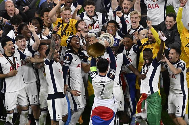2024~25 UEFA 유로파리그 우승 트로피를 들어 올리는 손흥민. 사진=AFPBB NEWS