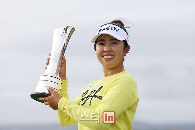 야마시타 미유가 4일(한국시간) 영국 웨일스 로열 포스콜에서 열린 AIG 여자오픈에서 시즌 마지막 메이저 퀸으로 등극한 뒤 트로피를 들어 올리고 있다. (사진=R&A)