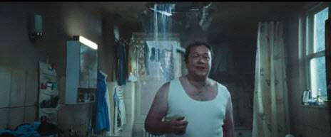 파업과 대량해고, 폭등한 물가로 몸살을 앓고 있는 영국사회를 풍자한 코인베이스의 광고 한장면. 천장에서 물이 사고 있지만, 남자는 “문제가 없다”고 노래한다.(사진=코인베이스 유튜브 캡처)
