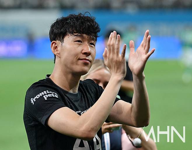 3일 서울월드컵경기장에서 열린 2025 쿠팡플레이 시리즈 2경기 뉴캐슬과 경기를 마친 뒤 그라운드를 돌며 팬들에게 인사하는 토트넘 홋스퍼의 손흥민