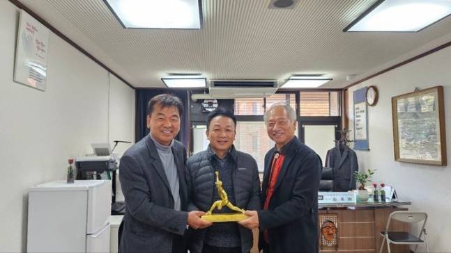 최동원기념사업회가 제11회 최동원상 시상식에서 '백송홀딩스 최동원 불굴의 영웅상'을 수상한 교토국제고등학교를 방문해 상패와 기념품을 전달했다.