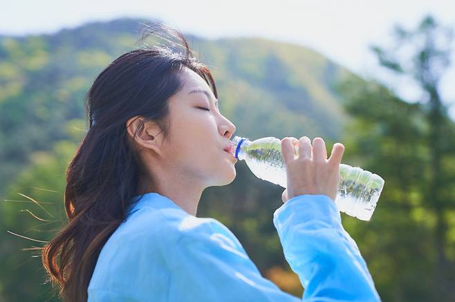 땀을 많이 흘리는 여름엔 물이나 이온음료를 통해 수분을 보충해야 한다. [사진=게티이미지뱅크]