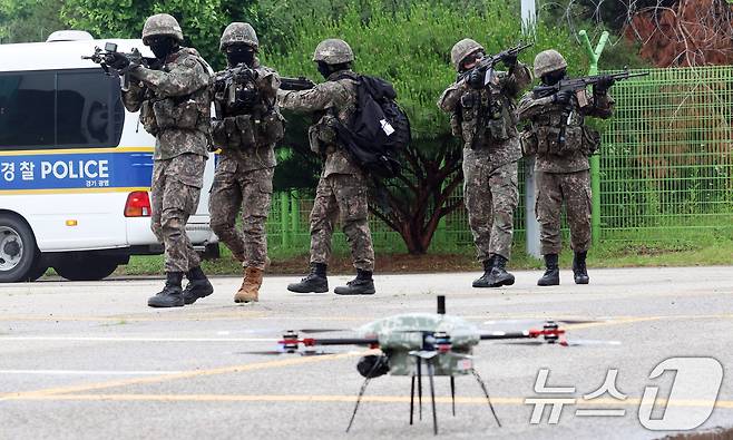 육군 제51보병사단 승리대대 장병들이 드론 공격을 제압하는 훈련을 하고 있다./뉴스1 ⓒ News1 김명섭 기자