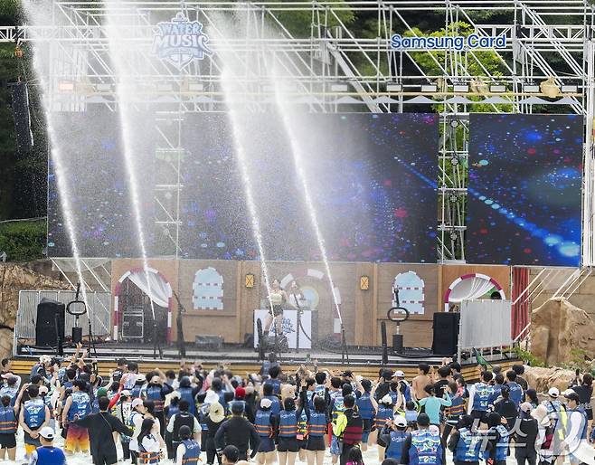 워터 뮤직 풀파티가 펼쳐지고 있는 캐리비안 베이 파도풀(에버랜드 제공)