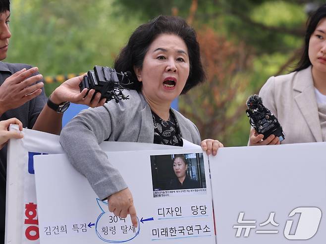 김영선 전 국민의힘 의원이 4일 오전 서울 종로구에 마련된 김건희 특검팀(특별검사 민중기) 사무실로 조사를 받기 위해 출석하며 취재진 질문에 답하고 있다. 2025.8.4/뉴스1 ⓒ News1 박지혜 기자