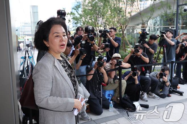 김영선 전 국민의힘 의원이 4일 오전 서울 종로구에 마련된 김건희 특검팀(특별검사 민중기) 사무실로 조사를 받기 위해 출석하며 입장을 밝히고 있다. 2025.8.4/뉴스1 ⓒ News1 박지혜 기자