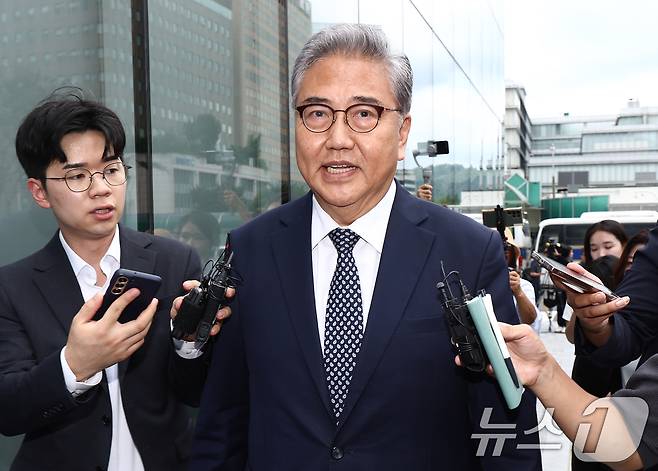 박진 전 외교부 장관이 4일 오후 서울 종로구 김건희 특검팀(특별검사 민중기) 사무실에서 윤석열 전 대통령 부부의 우크라이나 순방 관련 조사를 받기 위해 출석하고 있다. 2025.8.4/뉴스1 ⓒ News1 김민지 기자