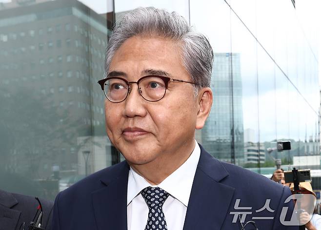 박진 전 외교부 장관이 4일 오후 서울 종로구 김건희 특검팀(특별검사 민중기) 사무실에서 윤석열 전 대통령 부부의 우크라이나 순방 관련 조사를 받기 위해 출석하고 있다. 2025.8.4/뉴스1 ⓒ News1 김민지 기자