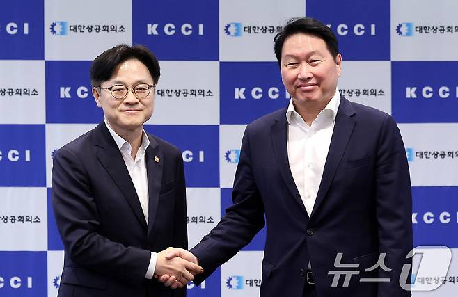 김정관 산업통상자원부 장관이 4일 서울 중구 대한상공회의소에서 최태원 대한상공회의소 회장과 면담에 앞서 인사를 나누고 있다. 2025.8.4/뉴스1 ⓒ News1 박지혜 기자