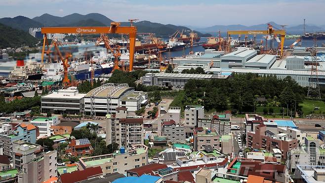 경남 거제시 아주동 주거단지 너머로 한화오션 거제사업장 대형 크레인이 보이고 있다./뉴스1 ⓒ News1 윤일지 기자