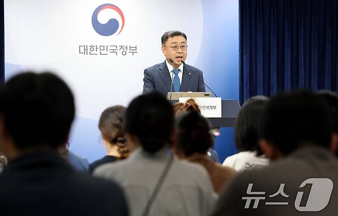 송상훈 과학기술정보통신부 정보통신정책실장이 4일 오후 서울 종로구 정부서울청사에서 '독자 AI 파운데이션 모델' 프로젝트 정예팀 선정 결과를 발표하고 있다. '독자 AI 파운데이션 모델' 정예팀으로는 네이버클라우드, 업스테이지, 에스케이텔레콤, 엔씨에이아이, 엘지경영개발원 AI 원구원이 선정됐다. 2025.8.4/뉴스1 ⓒ News1 임세영 기자
