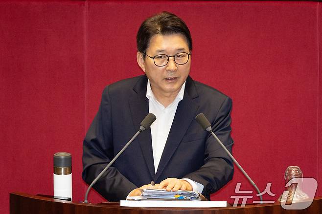 신동욱 국민의힘 의원이 4일 서울 여의도 국회에서 열린 제427회 국회(임시회) 3차 본회의에 상정된 방송법 일부개정법률안(대안)에 대한 무제한토론(필리버스터)을 하고 있다. 2025.8.4/뉴스1 ⓒ News1 유승관 기자