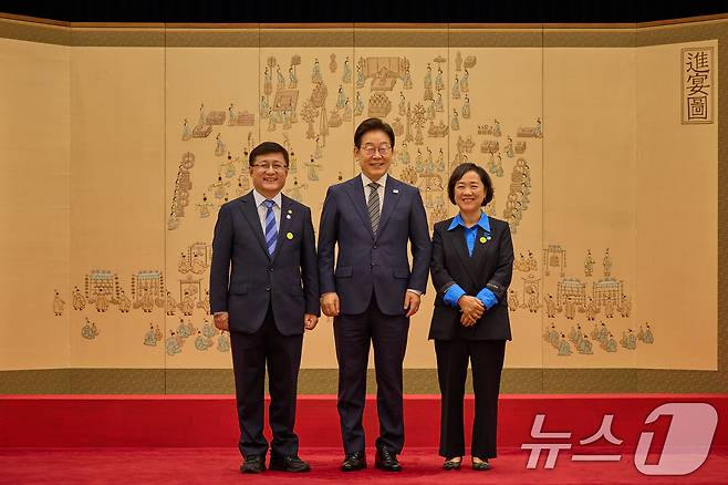 이재명 대통령이 23일 서울 용산 대통령실 청사에서 열린 임명장 및 위촉장 수여식에서 김성환 환경부 장관에게 임명장을 수여한 뒤 배우자와 함께 기념촬영을 하고 있다. (대통령실 제공. 재판매 및 DB 금지) 2025.7.23/뉴스1 ⓒ News1 허경 기자
