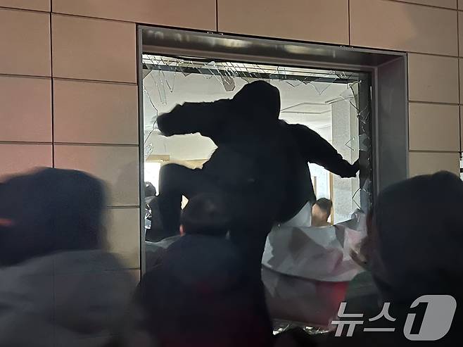 19일 새벽 윤석열 당시 대통령에 대한 구속영장이 발부되자 서울 서부지법에 지지자들이 진입해 난동을 부리고 있다. 법원 경내에서 촬영한 사진으로, 만약 울타리 밖에 있었다면 찍을 수 없었을 것이다. 2025.1.19/뉴스1 ⓒ News1 김민수 기자