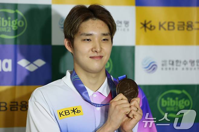 '2025 제22회 싱가포르 세계수영선수권대회' 출전을 마친 대한민국 수영 대표팀 김우민이 4일 오후 인천국제공항을 통해 입국, 동메달을 들어보이고 있다. 2025.8.4/뉴스1 ⓒ News1 황기선 기자