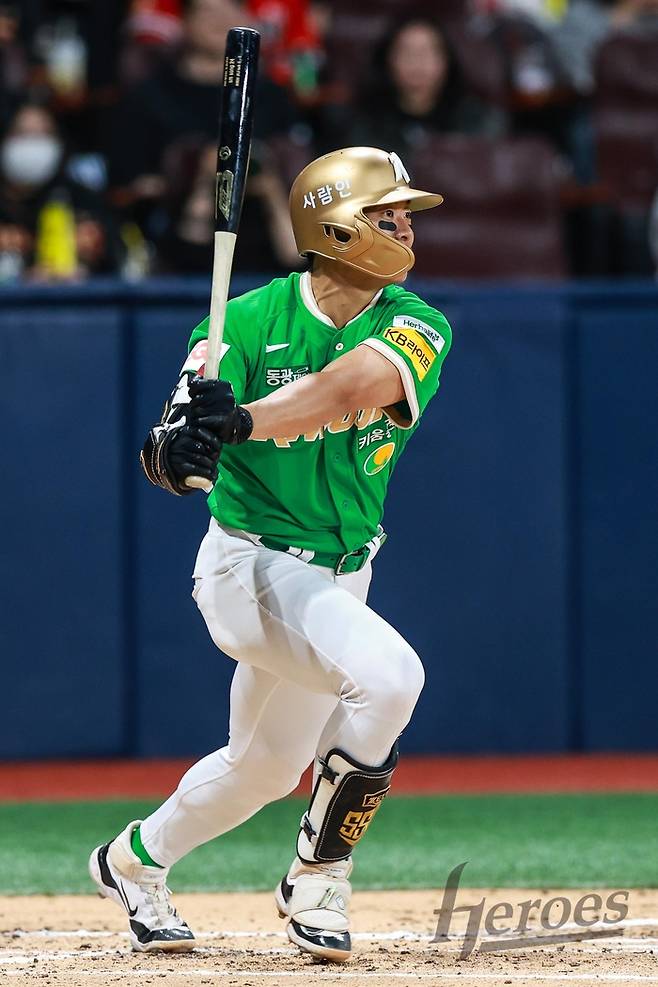 키움 송성문이 7일 서울 고척스카이돔에서 열린 2025 KBO리그 KIA전에서 6회말 솔로포를 때리고 있다. 사진 | 키움 히어로즈