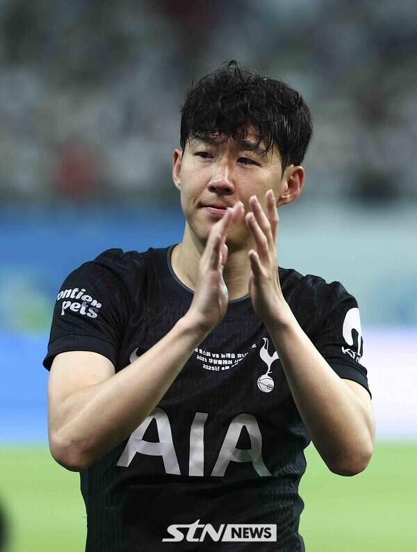 토트넘 홋스퍼 손흥민이 3일 오후 서울 마포구 서울월드컵경기장에서 열린 2025 쿠팡플레이시리즈 뉴캐슬 유나이티드와 토트넘 홋스퍼의 경기를 마치고 팬들에게 인사를 하고 있다. /사진=뉴시스
