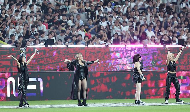 투애니원 '우리가 제일 잘나가'

    (서울=연합뉴스) 서대연 기자 = 3일 서울월드컵경기장에서 열린 2025 쿠팡플레이 시리즈 토트넘 홋스퍼와 뉴캐슬 유나이티드의 경기 하프 타임 때 투애니원(2NE1)이 공연을 펼치고 있다. 2025.8.3

    dwise@yna.co.kr

(끝)





<저작권자(c) 연합뉴스, 무단 전재-재배포, AI 학습 및 활용 금지>