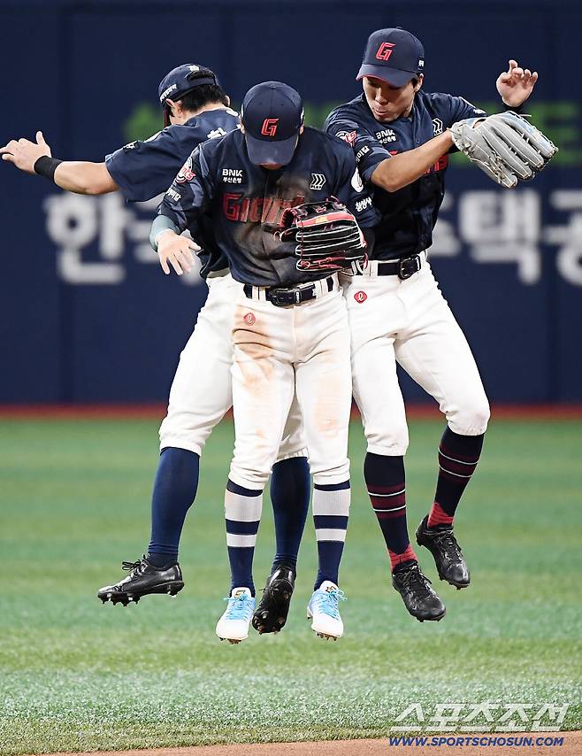3일 서울 고척스카이돔에서 열린 롯데-키움전. 9대3으로 승리하며 주말 3연전을 위닝시리즈로 장식한 롯데 선수들이 승리 세리머니를 하고 있다. 고척=정재근 기자 cjg@sportschosun.com/2025.8.3/