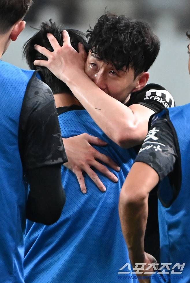 3일 서울월드컵경기장에서 열린 토트넘과 뉴캐슬의 경기, 손흥민이 후반 교체되며 양민혁과 포옹을 하고 있다. 상암=허상욱 기자wook@sportschosun.com/2025.08.03/