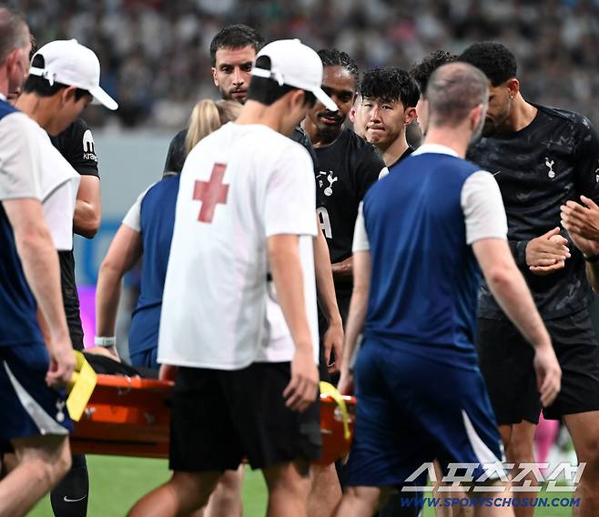 3일 서울월드컵경기장에서 열린 토트넘과 뉴캐슬의 경기, 후반 손흥민이 부상을 당해 들것에 실려나오는 메디슨을 바라보며 안타까워 하고 있다. 상암=허상욱 기자wook@sportschosun.com/2025.08.03/