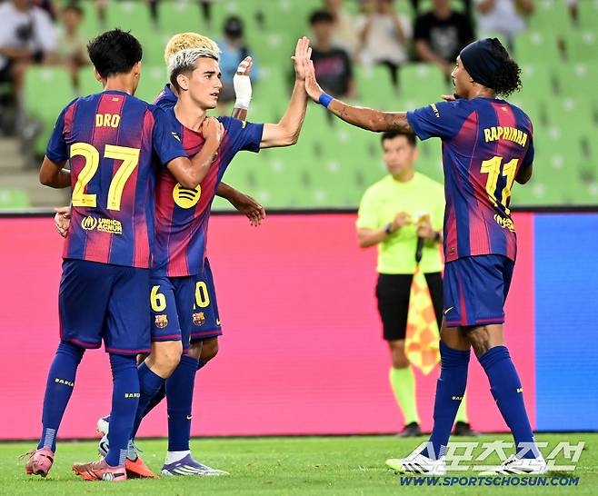 4일 대구스타디움에서 열린 FC바르셀로나와 대구FC의 경기, 가비가 전반 선제골을 터뜨리고 기쁨을 나누고 있다. 대구=허상욱 기자wook@sportschosun.com/2025.08.04/