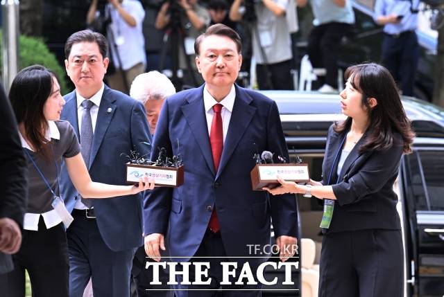 윤석열 전 대통령이 9일 오후 서울 서초구 서울중앙지방법원에서 열린 구속 전 피의자 심문(영장실질심사)에 출석하고 있다. 2025. 7. 9 ./사진공동취재단