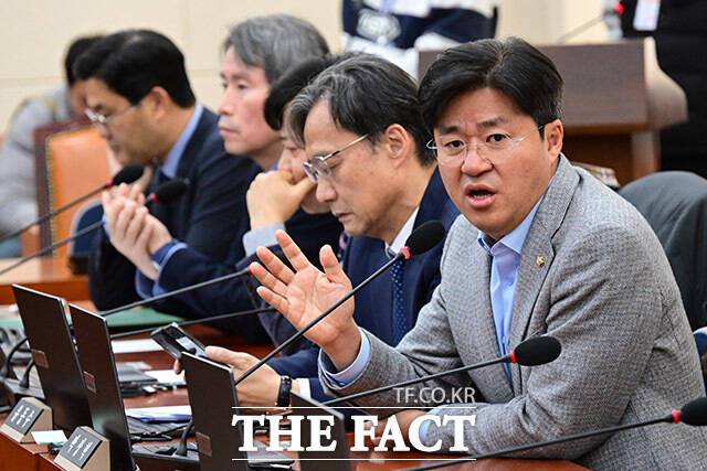 박상혁 더불어민주당 원내소통수석부대표는 4일 주식 양도소득세 과세 대상인 대주주 기준을 50억 원에서 10억 원으로 낮추는 정부 세제 개편안을 두고 "'코스피 5000' 방향으로 상법을 개정했는데 이와 상충되는 게 아니냐는 개미 투자자들의 비판이 있다"며 "세심하지 못한 부분이 있다고 본다"고 말했다./국회=남윤호 기자