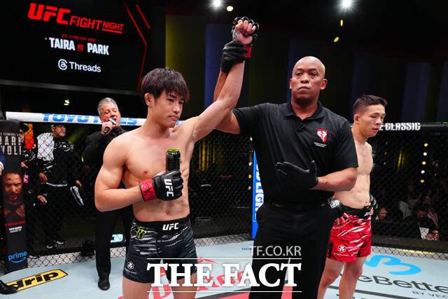 박현성(29)이 UFC 랭커의 높은 '벽'을 체감하며 쓰라린 패배를 맛봤다. '로드 투 UFC'(ROAD TO UFC) 시즌 1 플라이급(56.7kg)에서 우승한 뒤 UFC에서 2연승을 기록해 주목 받던 박현성 선수는 플라이급 랭킹 6위 타이라 타츠로(25, 일본)에게 아무 것도 해보지 못하고 패했다. /UFC코리