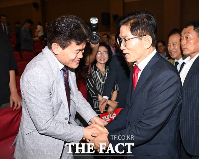 김문수 국민의힘 당대표 후보(오른쪽)와 전한길 전 한국사 강사가 4일 서울 여의도 국회 의원회관에서 열린 투게더포럼 시국토론회 '투쟁이 혁신이다'에 참석해 악수하고 있다. /국회=이새롬 기자