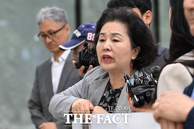 김영선 전 국민의힘 의원이 4일 오전 서울 종로구 KT 광화문 빌딩 웨스트에 마련된 김건희 여서 관련 의혹을 수사 중인 민중기 특별검사팀 사무실로 출석하며 기자회견을 하고 있다. /서예원 기자