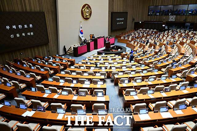 4일 오후 서울 여의도 국회에서 열린 본회의에서 이른바 '방송 3법' 중 하나인 방송법 일부개정법률안에 대한 무제한 토론이 진행되고 있다. 사진은 신동욱 국민의힘 의원의 무제한 토론에 더불어민주당 의원들이 자리를 뜬 모습. /국회=남윤호 기자