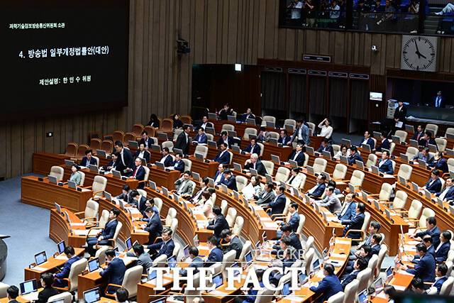 여야가 첨예하게 대립하고 있는 '방송 3법' 중 하나인 방송법 일부개정법률안이 상정되고 있다.