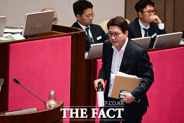단상으로 나서는 신동욱 국민의힘 의원.