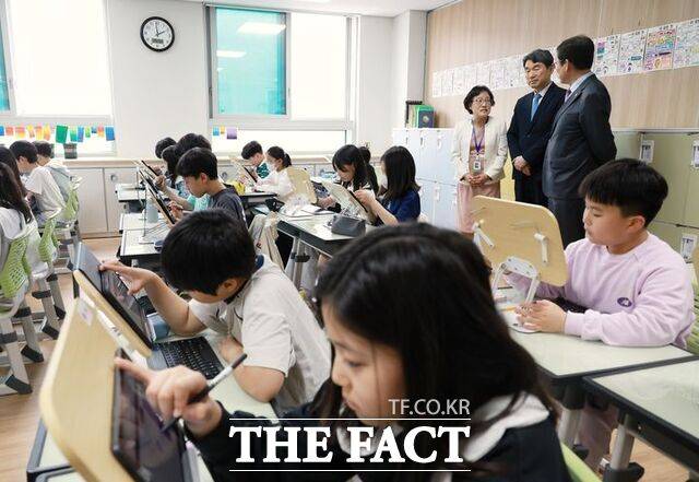 이주호 부총리 겸 교육부 장관이 지난달 23일 인공지능 디지털교과서 (AIDT) 활용 학교인 충북 청주 복대초등학교를 방문해 수업을 참관하고 있다./교육부 제공