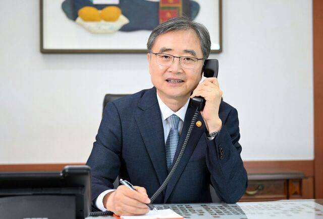 조현 외교부 장관은 4일 페니 웡 호주 외교장관과 첫 전화 통화를 갖고 한-호주 관계의 발전과 주요 현안과 관련한 협력 및 공조를 재확인했다. /외교부