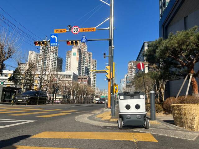 뉴빌리티의 자율주행 로봇 '뉴비'가 래미안 리더스원 아파트 단지 내에서 음식을 배달하고 있다. (사진=지디넷코리아 신영빈 기자)