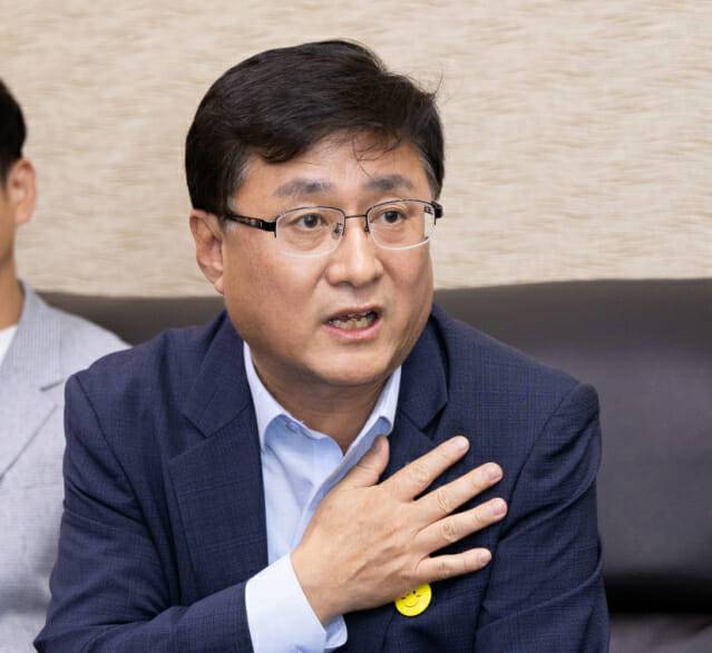 김성환 환경부 장관이 질문에 답변하고 있다.
