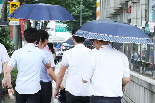 전국 요란한 소나기… 한낮 35도 폭염 [내일날씨]=화요일인 내일(5일) 날씨는 전국이 대체로 흐리겠다. 아침 최저기온은 23~27도, 낮 최고기온은 30~35도가 되겠다. 새벽(00~06시)까지 전남남해안과 경상권, 제주도(산지 제외)에, 낮(12~15시)까지 제주도산지에는 비가 이어지는 곳이 있겠다. 또 오전(09~12시)부터 밤(18~24시) 사이 강원내륙.산지와 충청권내륙, 남부지방에는 소나기가 내리는 곳이 있겠다. ©서울, 서울날씨, 오늘날씨, 내일날씨