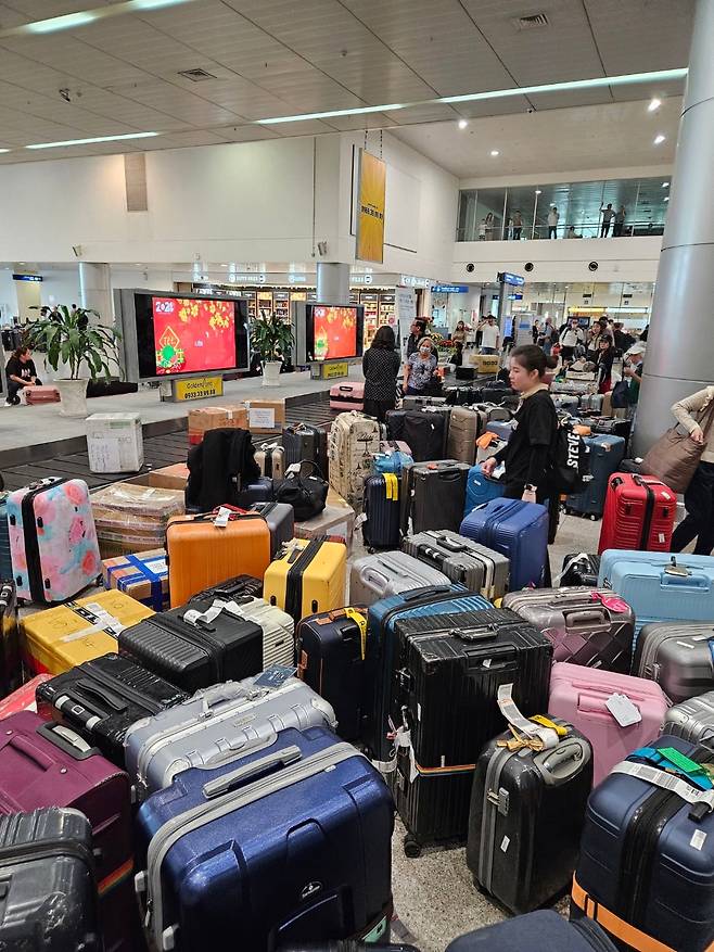 베트남 호찌민 떤선녓 공항 바닥에 널부러져있는 짐들./호찌민=이미지 기자